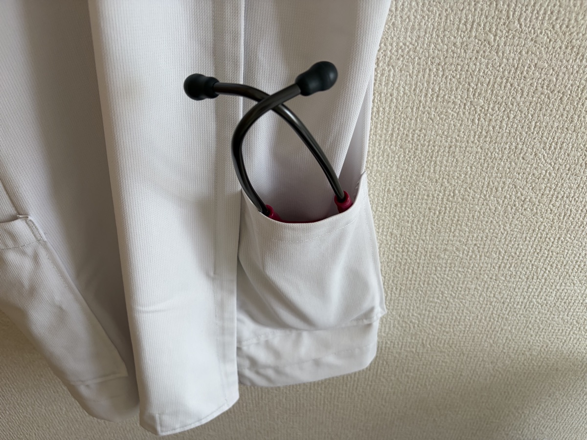 カーディオロジーⅣを白衣のポケットに入れた様子。パンパンに膨らみイヤーチューブが大きく飛び出す