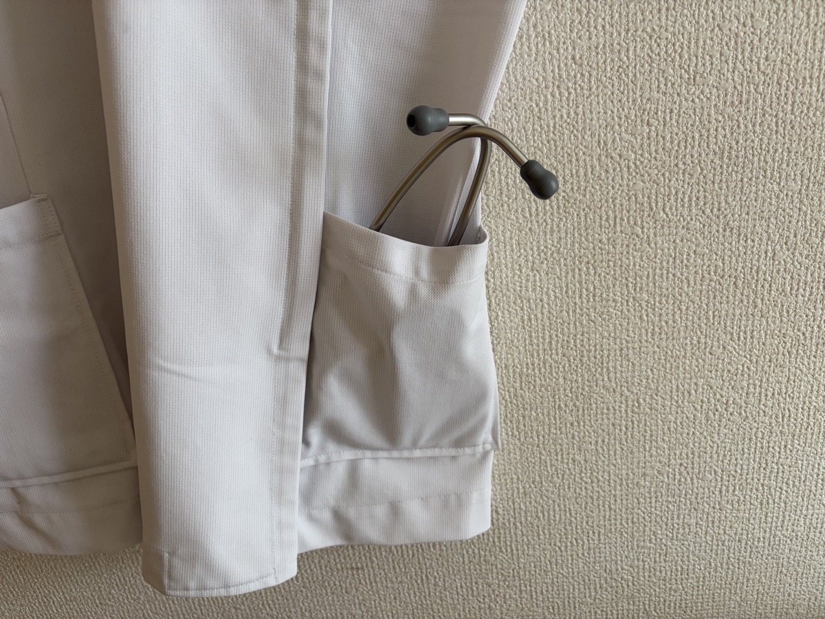 クラシックⅢを白衣のポケットに入れた様子。すっきり収まる